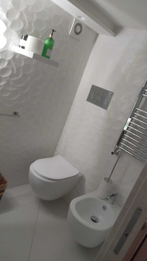 Bathroom 5, Central Station House, Napoli