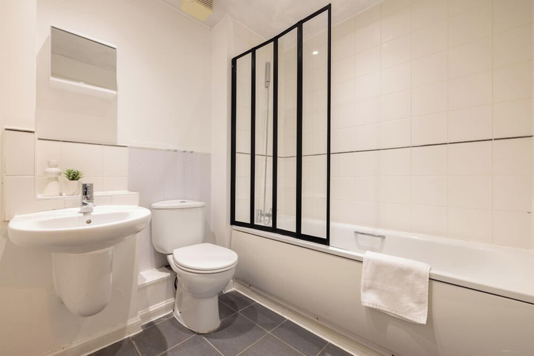 Bathroom 4, 2 Bedrooms Apartment in Wembley, London