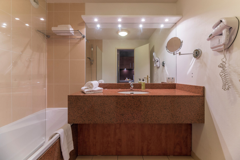 Bathroom, CERISE Bordeaux Mérignac Aéroport, Gironde