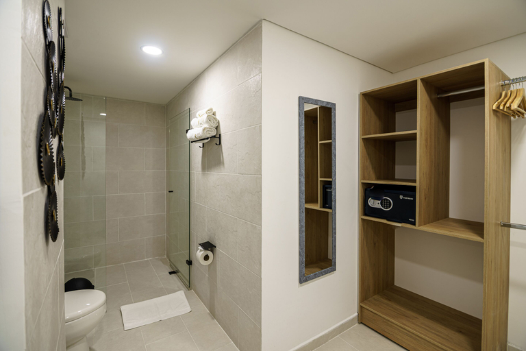 Bathroom 4, First Class Hotel, Medellín