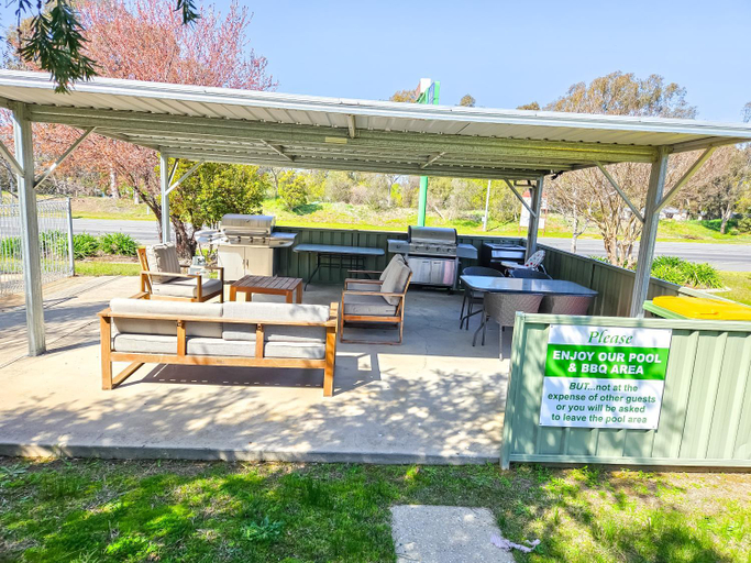Food & Drinks, Green Door Motel, Albury