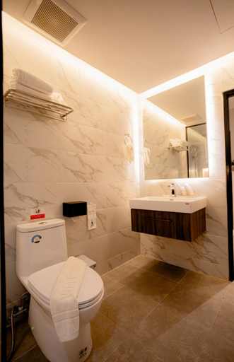 Bathroom 4, Tonsai Bay Resort, Mueang Krabi