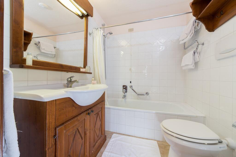 Bathroom 5, TH La Thuile Planibel Residence, Aosta