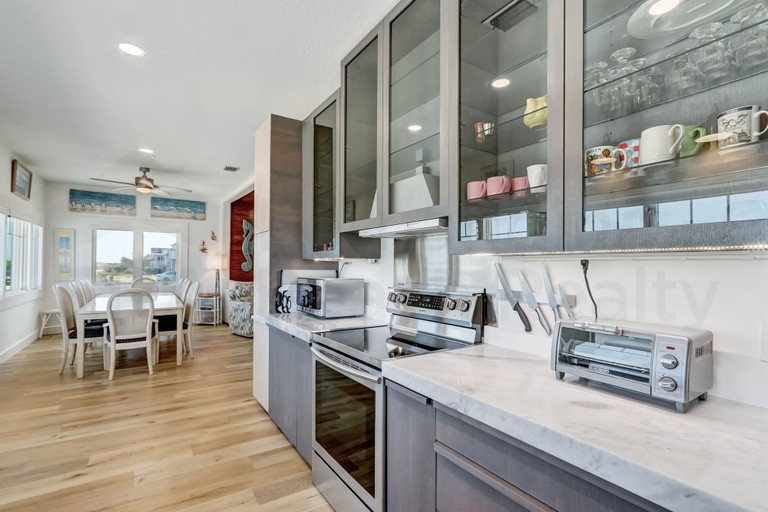 Food & Drinks 4, Dog Friendly Beachfront Condo, Direct Access to Beach by RedAwning, Nassau
