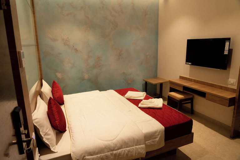 Bedroom 4, The Paradise Hotel - Luxury Stay, Kancheepuram