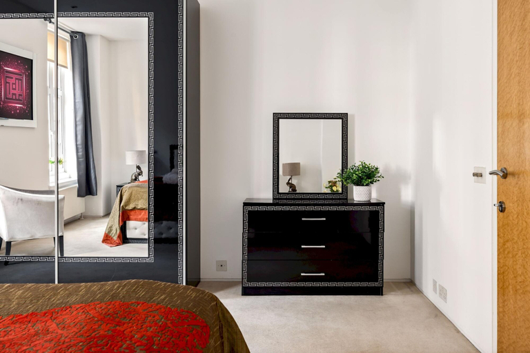 Others 4, Park Lane 4-bed Huge Designer pad, London