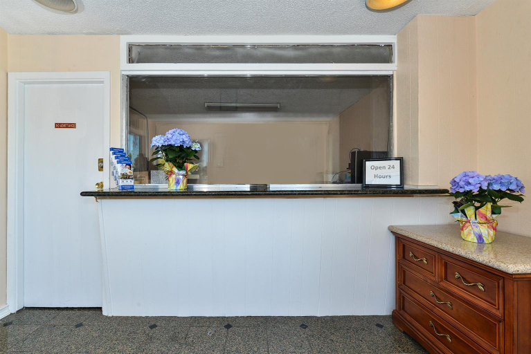 Public Area 2, Econo Lodge Oakland Lake Merritt, Alameda