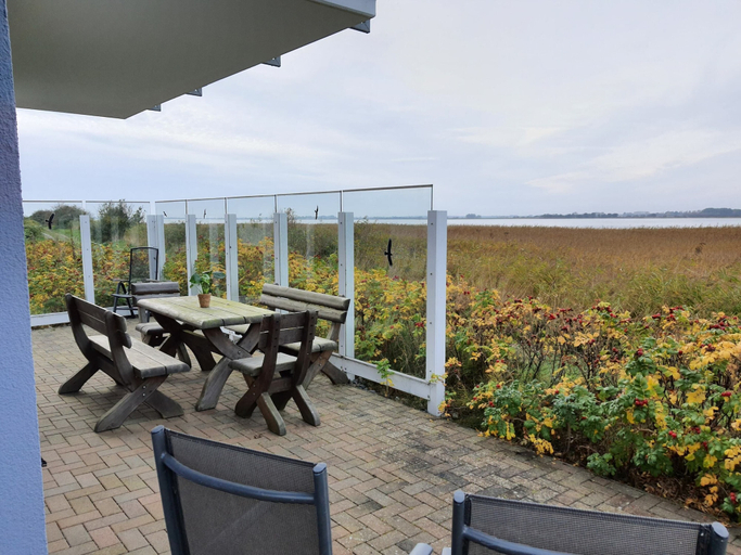 Balcony 2, Ferienhaus am Boddenufer mit Freiem Boddenblick, Vorpommern-Rügen