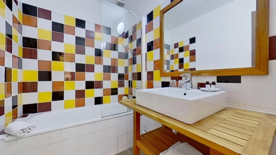 Bathroom 4, Hôtel du Théâtre, Gironde
