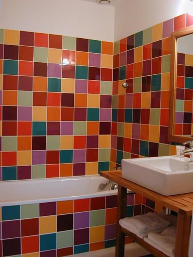 Bathroom 4, Hôtel du Théâtre, Gironde