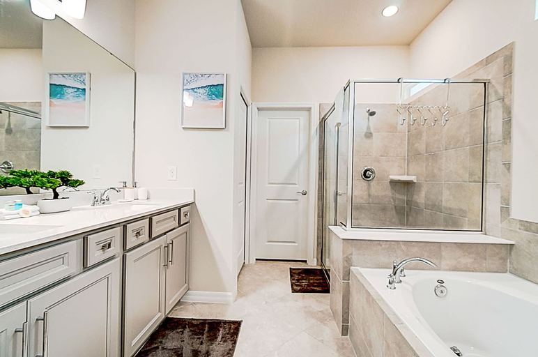 Room 2, 15976 Spacious Charming Family Getaway, Lake