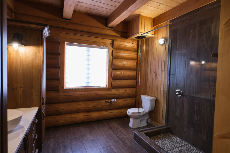 Bathroom 3, Parc Omega, Papineau