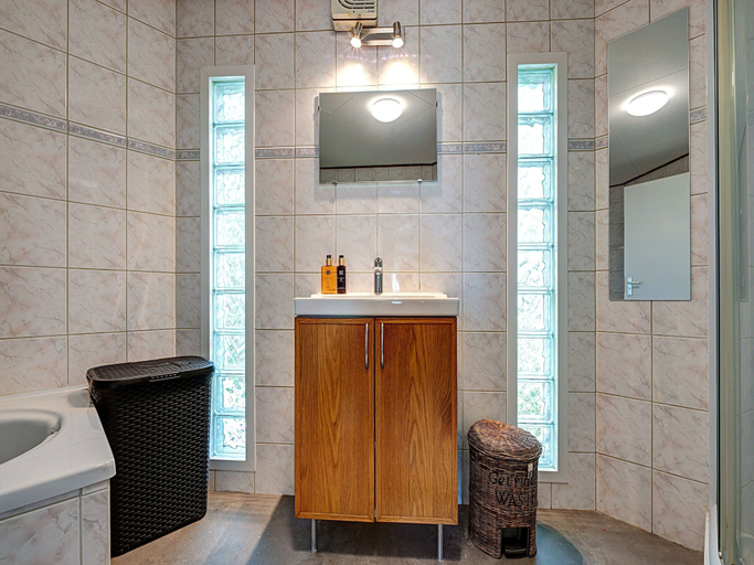 Bathroom 2, Farmhouse in Suwald With Hot Tub, Tytsjerksteradiel