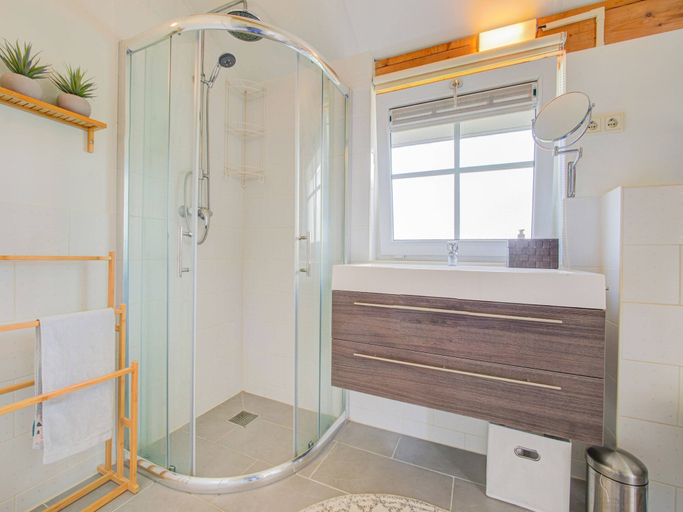 Bathroom 5, Holiday Home in Harderwijk With Garden, Zeewolde