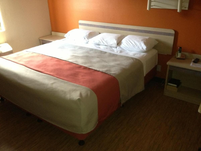 Bedroom 3, Motel 6 Elk City, OK, Beckham