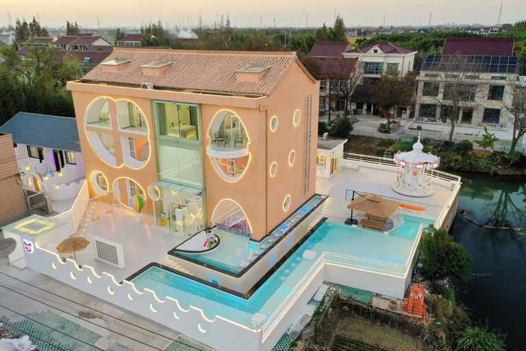 Exterior & Views