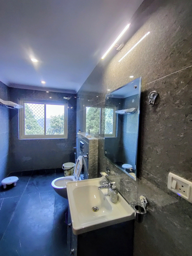 Bathroom, Oakakhi Stays, Almora