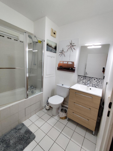 Bathroom 3, Studio Elancourt - Les Terrasses d'Héricé, Yvelines