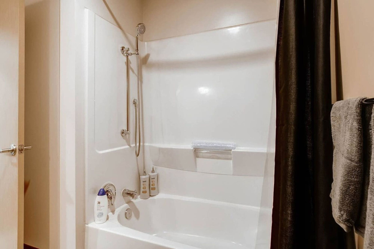 Bathroom 3, 1 Location 2BR Across From Space Needle -vr1, Seattle