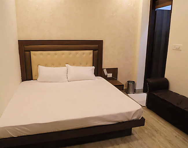 Bedroom 4, Hotel Mona Regency, Delhi