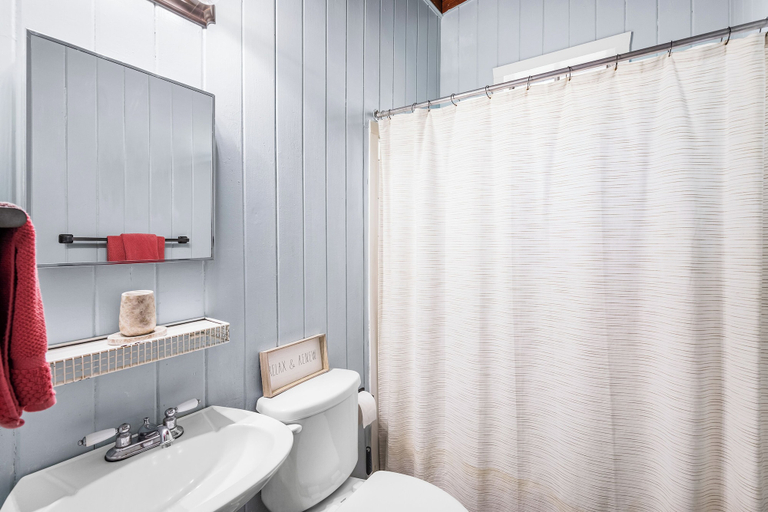 Bathroom 3, Drackett House by Whiskey Properties, Hancock