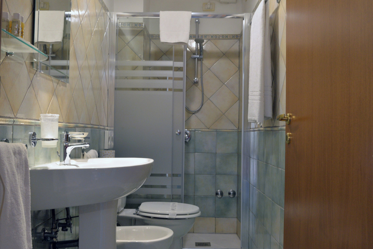 Bathroom 4, Hotel Donna Rosa, Messina