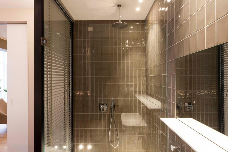 Shower, DestinationBCN Universitat Apartments, Barcelona