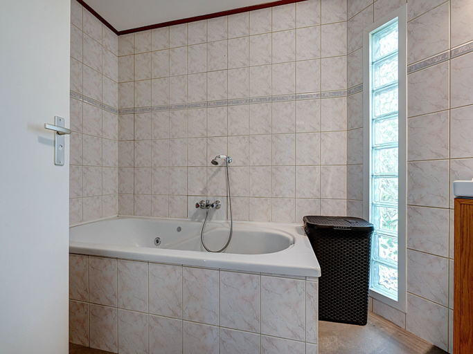 Bathroom 4, Farmhouse in Suwald With Hot Tub, Tytsjerksteradiel