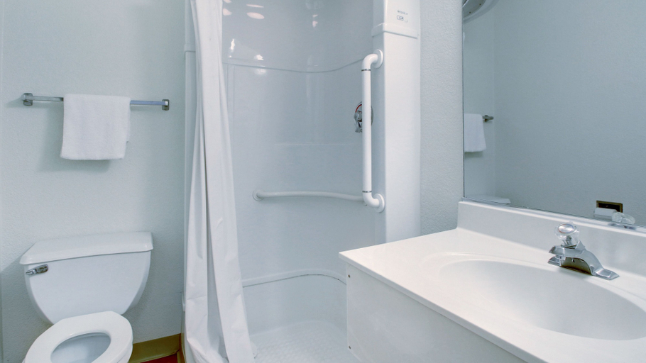 Bathroom 4, Motel 6 Everett, WA - North, Snohomish