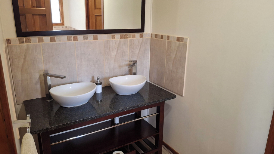 Bathroom 4, Mattanu Private Game Reserve, Frances Baard