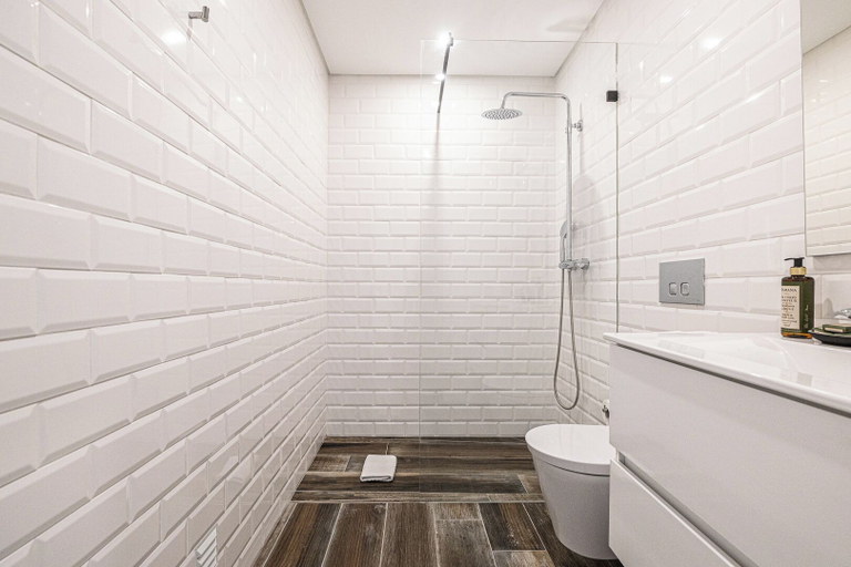 Bathroom 3, Roots Apartments, Faro