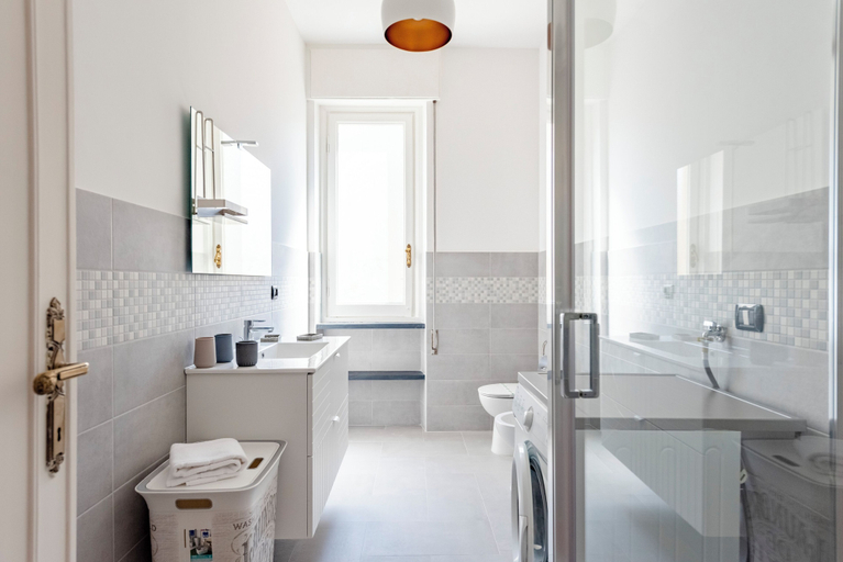 Bathroom 3, Chic flat with balcony, Genova
