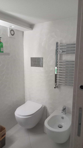 Bathroom 5, Central Station House, Napoli