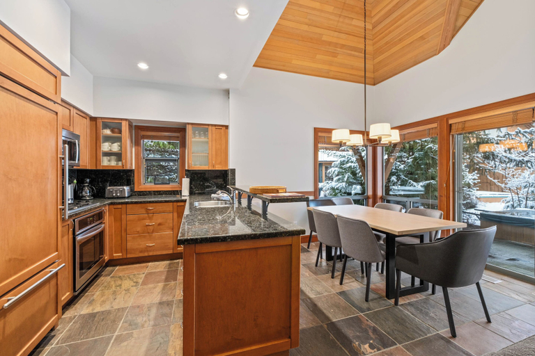 Food & Drinks, Montebello by Whistler Premier, Squamish-Lillooet