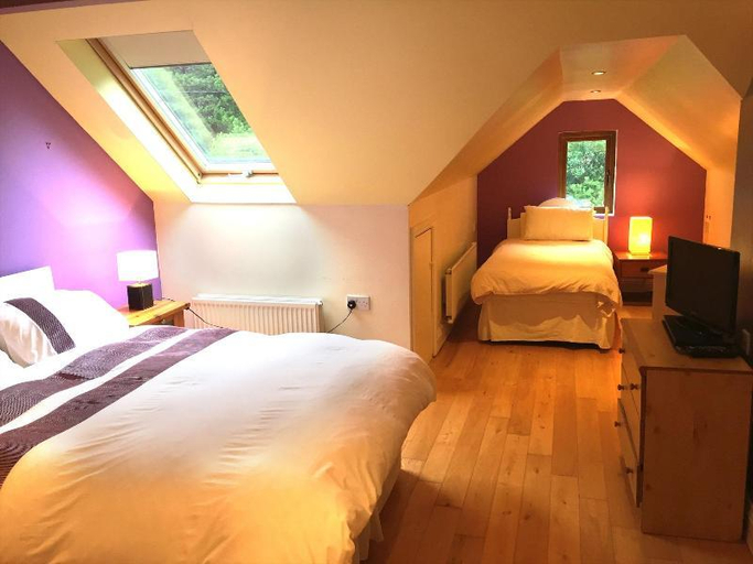Bedroom 2, Alaind Lodges, Sneem