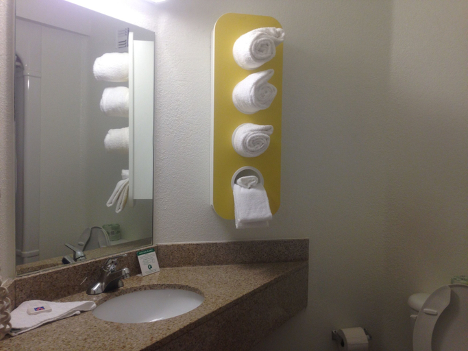Bathroom 4, Motel 6 El Reno, OK, Canadian