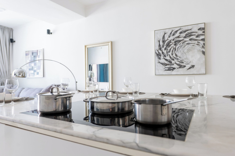 Food & Drinks, Waterfront 3BR with Marina View at DEC, Dubai