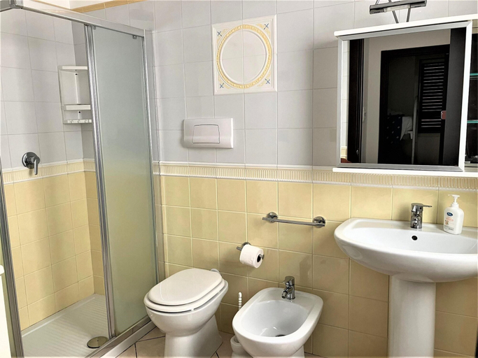 Bathroom 2, Apartment in Sicily Near Beach & Pool, Ragusa