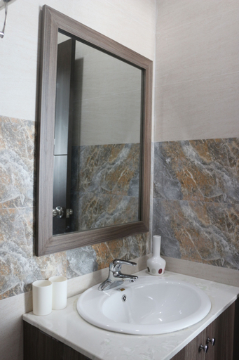 Bathroom 4, La Habana House, Huế