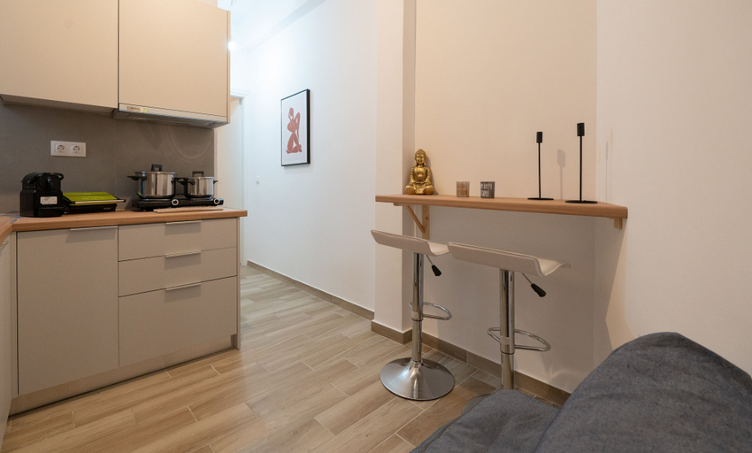 Room 5, Spacious 3-Bedroom Apartment in Pagrati near Kallimarmaro, Attica