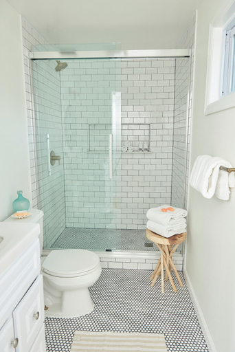 Bathroom 4, Bellport Inn, Suffolk