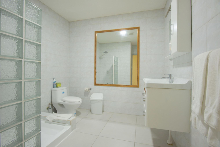 Bathroom 4, Bay Harbor Luxury 1 Bedroom Apartments