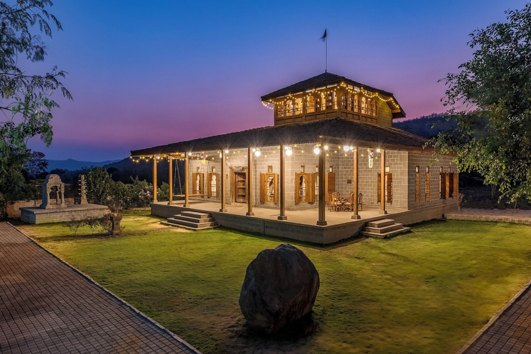 Exterior & Views