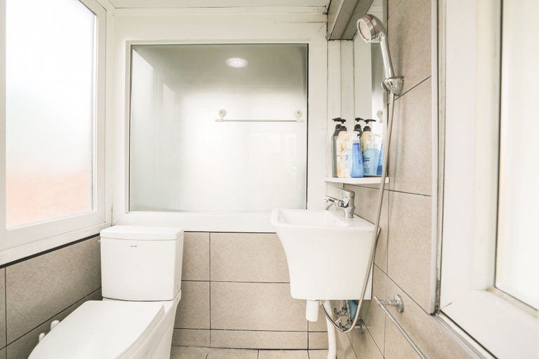 Bathroom 4, Wave House, Mapo