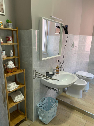 Bathroom 3, Sunshine Rooms, Salerno