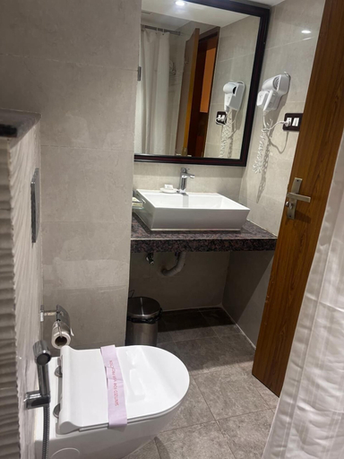 Bathroom, Pipul Padmaja Beach Inn, Puri