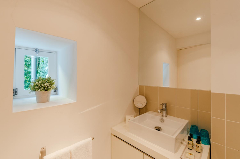 Bathroom 3, Casa das Laranjas, Porto