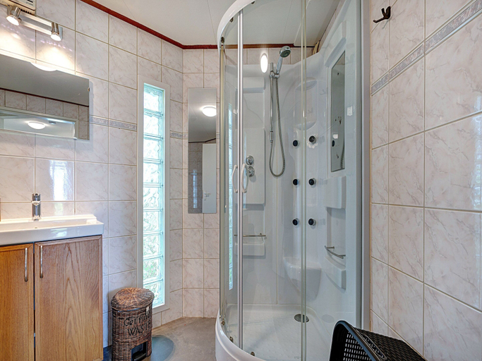 Bathroom 3, Farmhouse in Suwald With Hot Tub, Tytsjerksteradiel