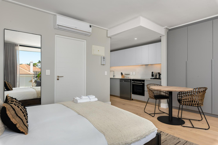 Room 5, Central Secure Modern Studio w Views Bantry Pad, City of Cape Town