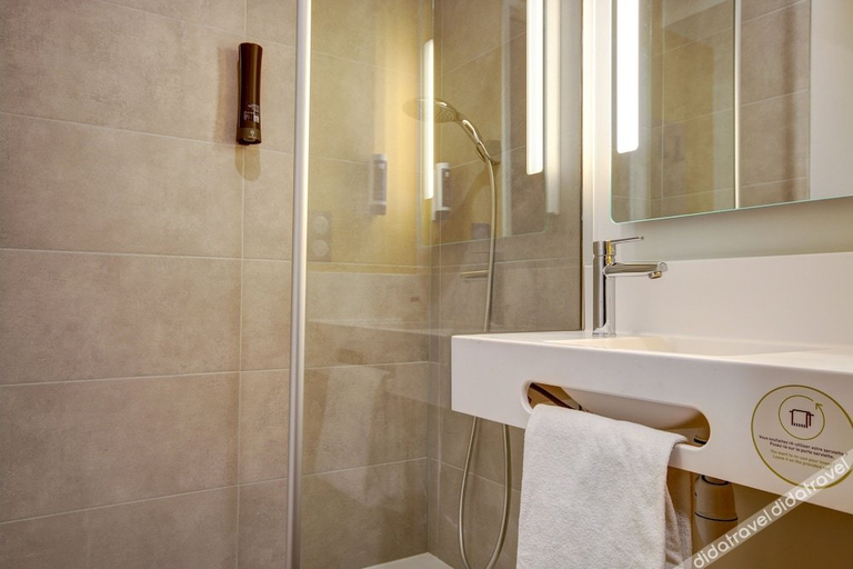 Bathroom 4, B&B HOTEL Epernay, Marne